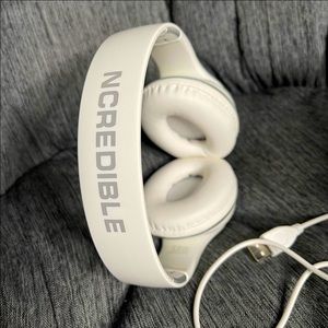 Ncredible Wireless Bluetooth Headphones c: White , used great condition